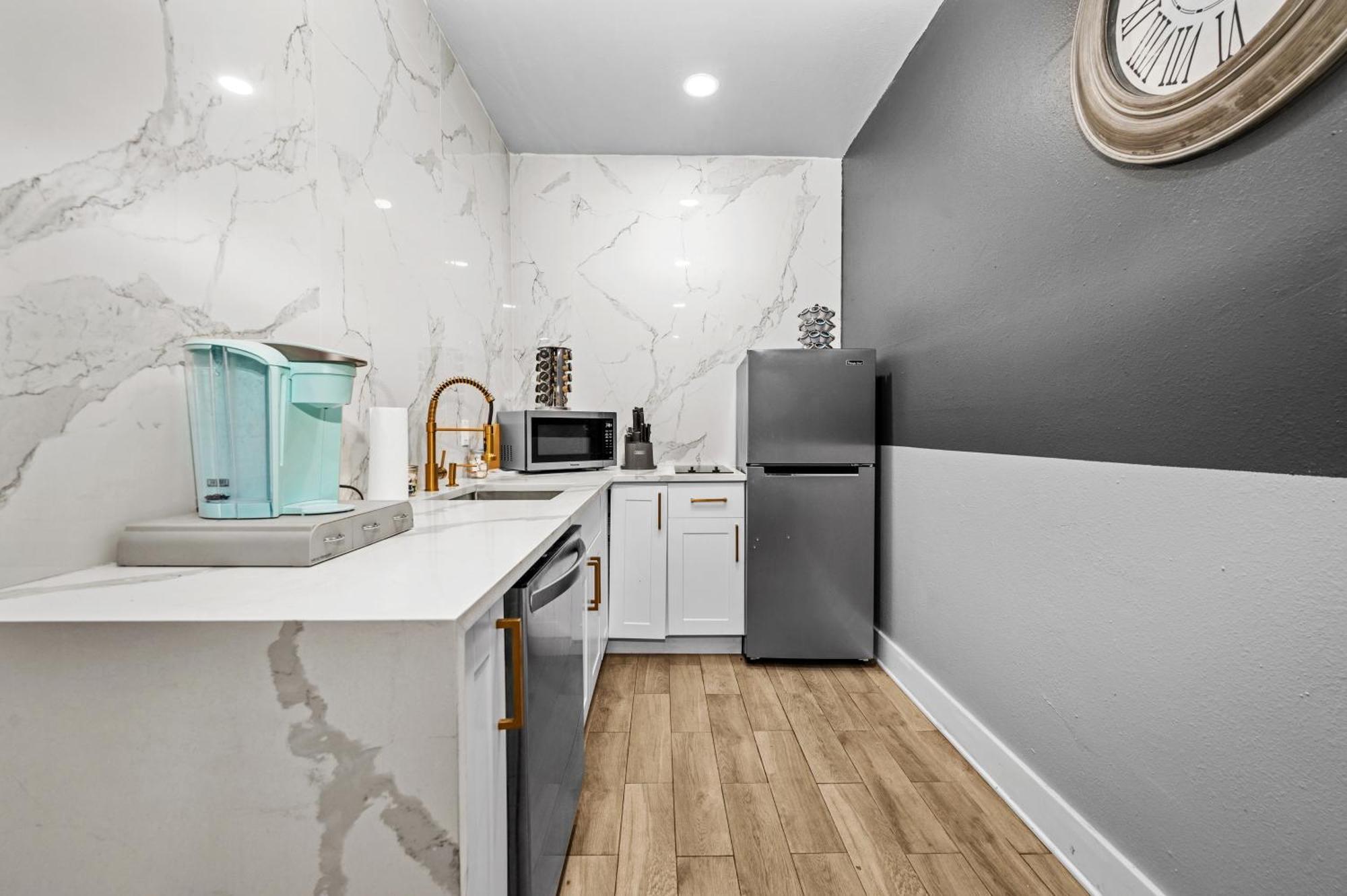 Charming Downtown - Ideal Location For Exploring Apartment *